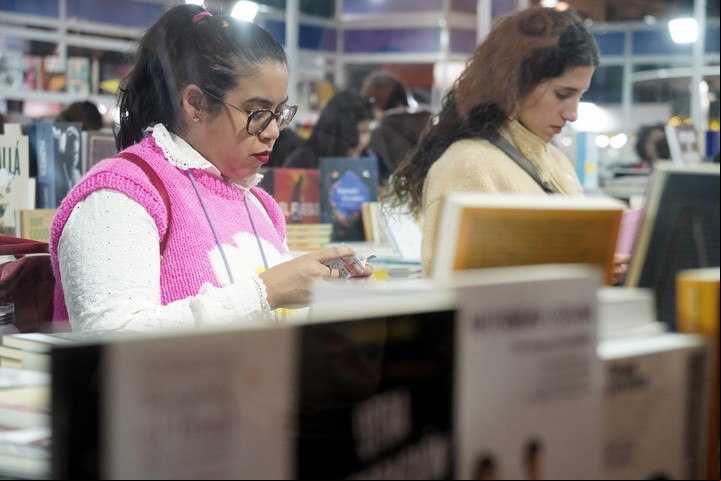 Público en la Feria del Libro de 2024. Foto: Martín Bonetto, archivo Clarín.