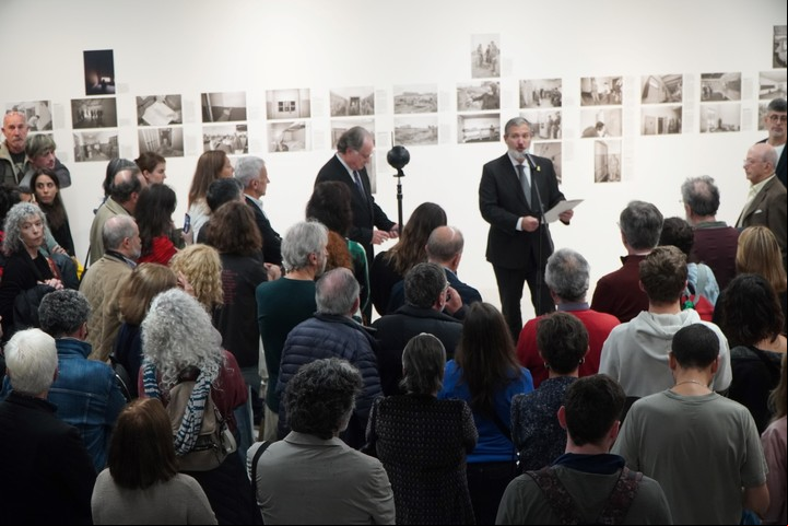 Inauguración en la AMIA de Evidencias, un recorrido por la obra de Enrique Shore como reportero gráfico y fotógrafo de la CONADEP a 40 años de la entrega del informe Nunca más. Foto: Gentileza AMIA.