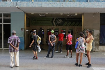 Otro problema en Cuba: largas colas en los bancos en busca de dinero en efectivo