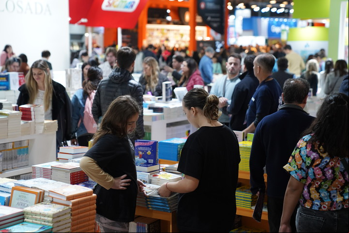 Pasillos de la Feria del Libro de 2024. Foto: Martín Bonetto / archivo Clarín.