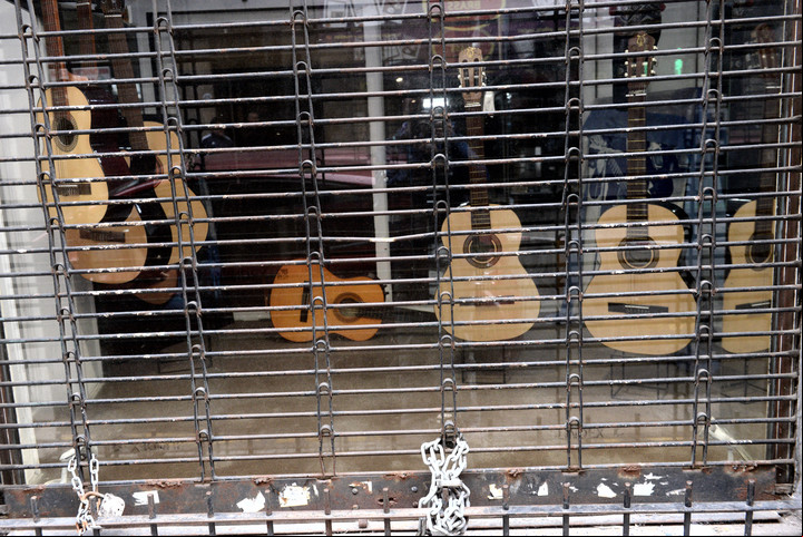 Las guitarras de Antigua Casa Núñez, detrás de la persiana baja. Foto Luciano Thieberger.