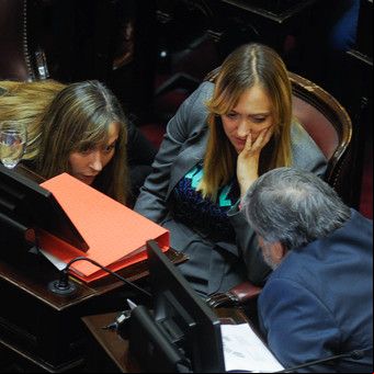 Cristina Kirchner negocia con cuatro senadores opositores para hacer caer la Ley Bases