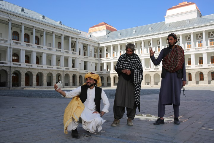 Selfie ante el renovado Palacio Darul Aman en Kabul.
Foto: AP /Siddiqullah Alizai