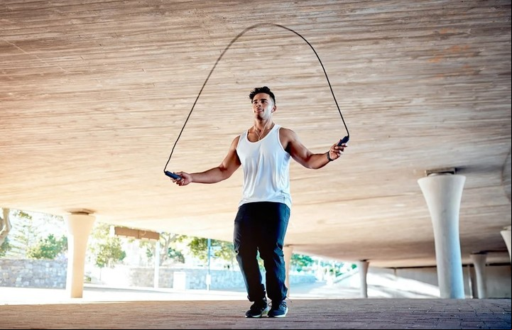Saltar la cuerda es un ejercicio cardiovascular intenso que quema calorías.