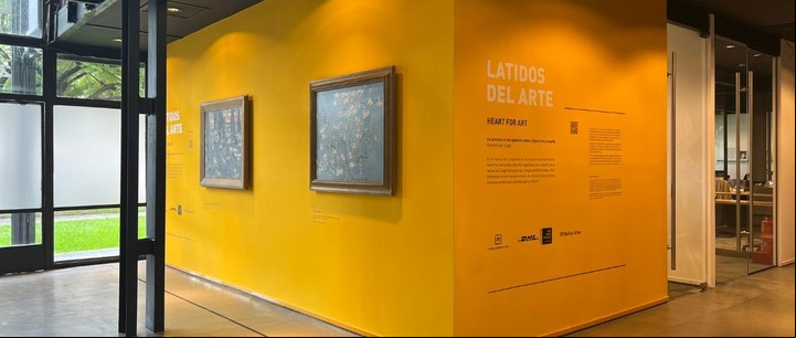 Reproducciones de Vincent van Gogh, como parte del programa "Heart for art/Latidos del arte", en el hall de la asociación.  