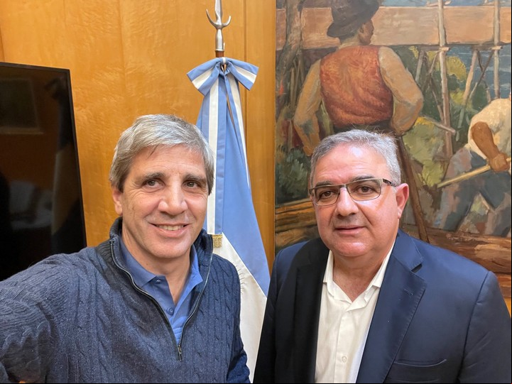 Luis Caputo junto al catamarqueño Jalil, que anticipó su apoyo a la ley en el Senado.