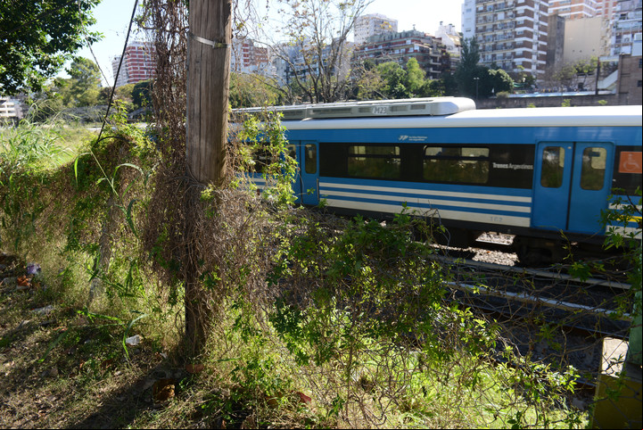 El estado del alambrado que separa las vías del tren es una vía de escape para los ladrones.  Foto Luciano Thieberger. 