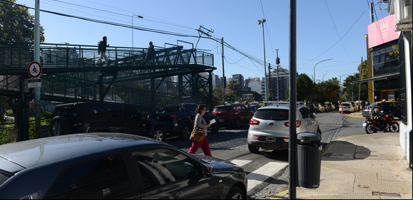 El barrio donde las vías del tren son un escape fácil para los ladrones: vidrios rotos, robo de ruedas y bronce