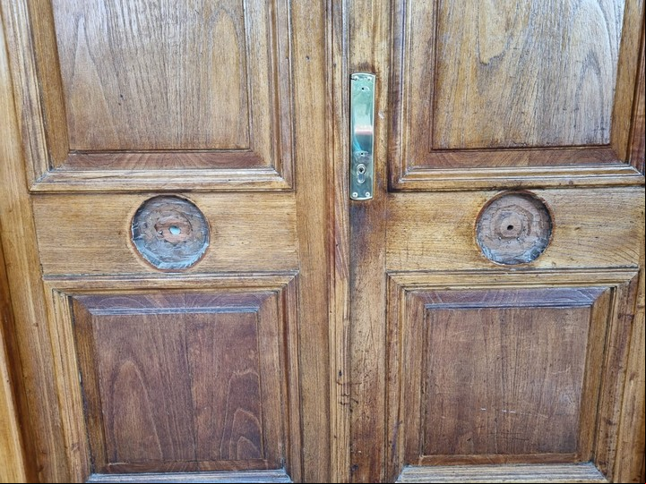 Los vecinos denuncian robos de bronce de las puertas de sus casas. 
