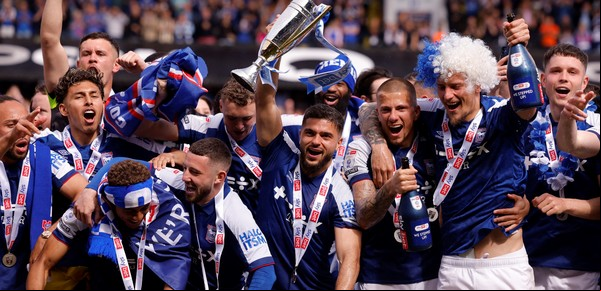 Ipswich Town logró su segundo ascenso consecutivo y vuelve a la Premier League después de 22 años, con el apoyo de Ed Sheeran