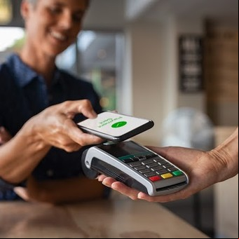 Arrancan pagos en dólares con tarjeta de débito y el Banco Central dejó afuera a algunas fintech
