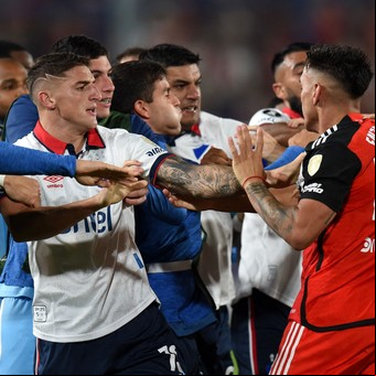 Se difundió el audio del VAR de la tangana entre River y Nacional en la Libertadores: las dudas de Daronco y el silencio que lo dijo todo
