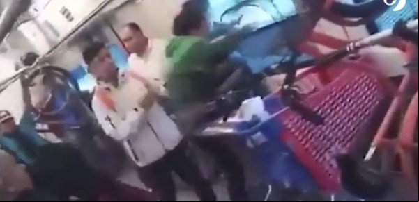 Video: mordió a un policía para no ser detenido y se tiró por una ventanilla del tren en movimiento