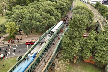 El Gobierno de Milei declarará la "emergencia ferroviaria" y apuntó a un error humano por el choque de trenes en Palermo