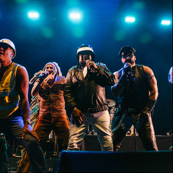 Village People y Kool & The Gang, en un show con momentos patéticos y otros gloriosos