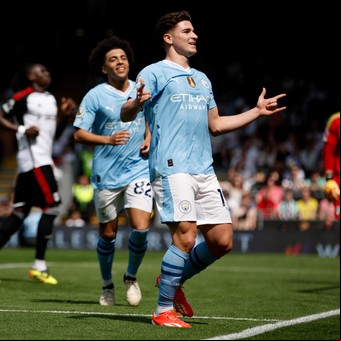 Julián Álvarez selló la goleada del Manchester City, que volvió a la cima y le trasladó la presión al Arsenal