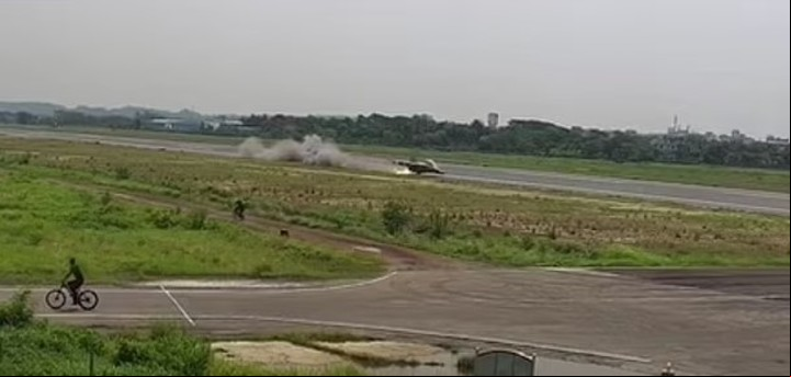 El avión de combate roza el suelo en medio de una arriesgada maniobra y vuelve a levantar vuelo.