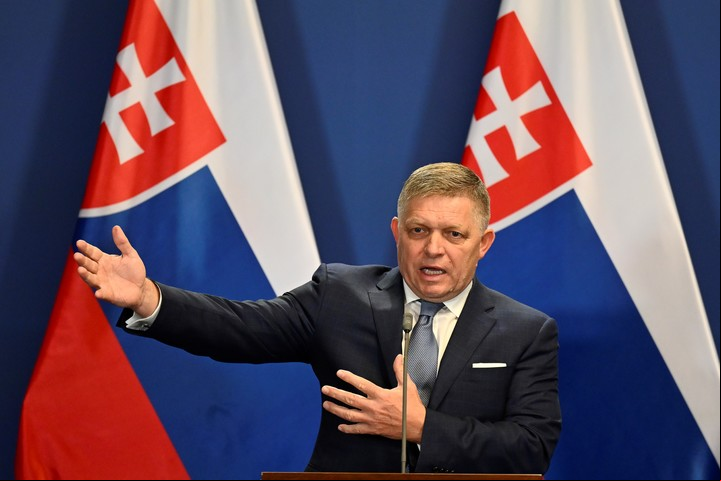 El primer ministro de Eslovaquia, Robert Fico, habla durante una conferencia de prensa con el primer ministro de Hungría, Viktor Orban. Foto AP