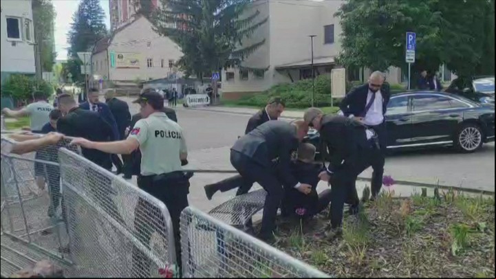Una cámara de seguridad muestra a Fico caer al piso. Foto: AFP
