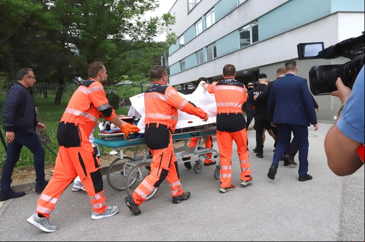 Robert Fico es trasladado al hospital. Foto: AP