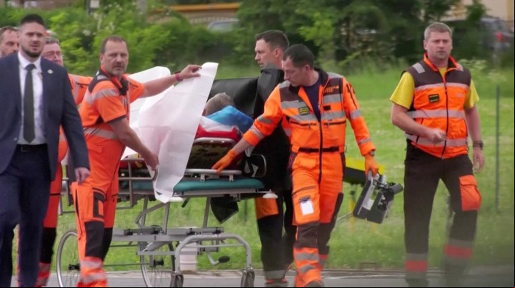 Personal médico lleva al primer ministro de Eslovaquia, Robert Fico, al hospital después de ser transportado en helicóptero, en Banska Bystrica, Eslovaquia. Foto Reuters