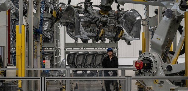 ¿Cómo fue que China se convirtió en líder mundial de la fabricación de coches y es solares?