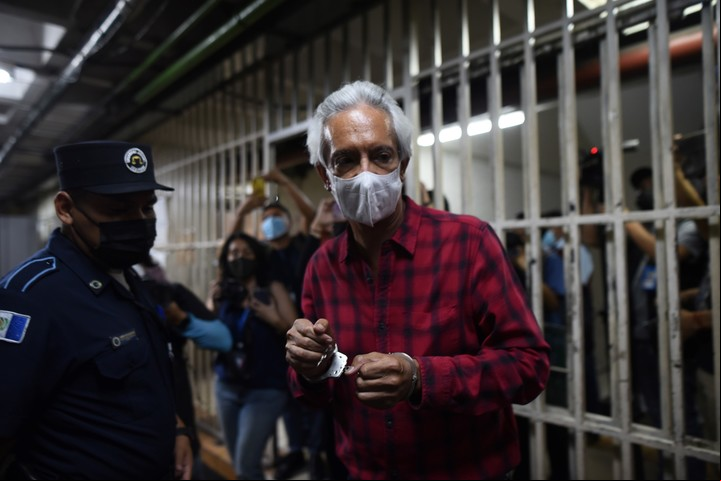 José Rubén Zamora, periodista y presidente del matutino elPeriódico, sale de una audiencia tras su detención, en la Torre de Tribunales en Ciudad de Guatemala (Guatemala) en 2022.
Foto: EFE/ Edwin Bercián