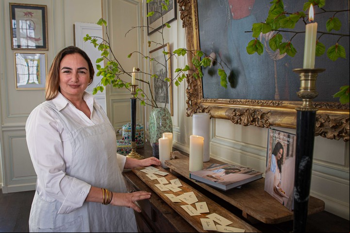 Paula Méndez Carreras en el interior de Castillo de Vauchelles. Foto: Noel Smart.