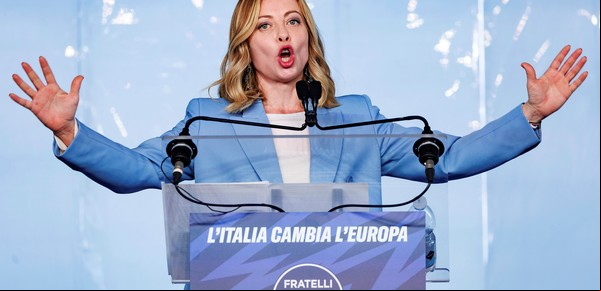 Giorgia Meloni, la primer ministra de Italia que extraña el viejo Calcio y es acusada de "camisetera" por cambiar a Lazio por Roma