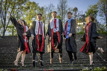 Un caso único en el mundo: son quintillizos y acaban de recibirse todos en la misma universidad