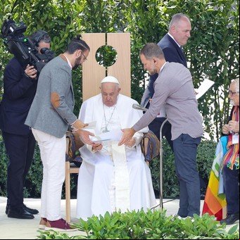 El Papa se abrazó a un israelí y un palestino en Verona y dijo que la guerra “es una derrota para todos”