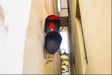 Diversión vs. turistas frustrados: el estrecho pasaje peatonal con semáforo para que la gente no quede atascada