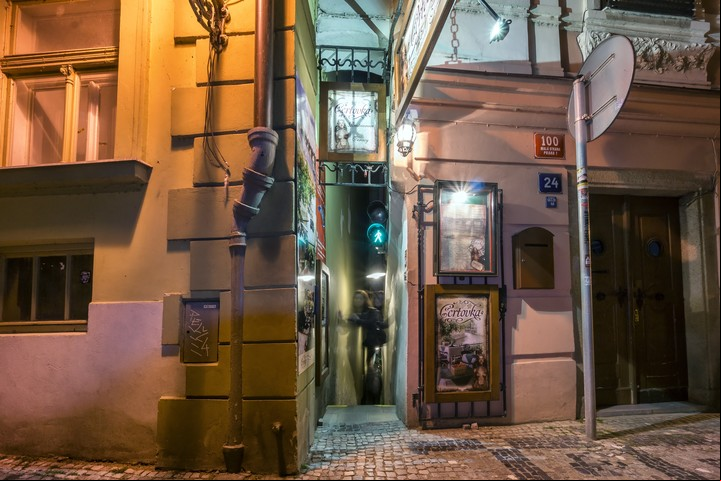 Ingreso al pasaje Vinarna Certovka. Foto Shutterstock