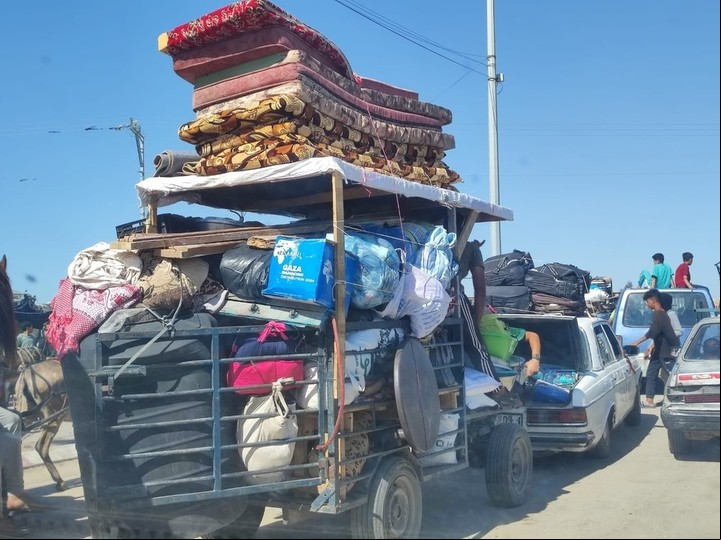 Autos y carros con las pertenencias de las personas que se desplazan. Foto: MSF