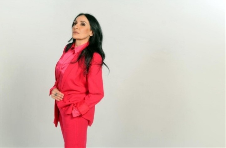 Roxana Amed trae su infancia y juventud en su nuevo álbum Becoming Human.