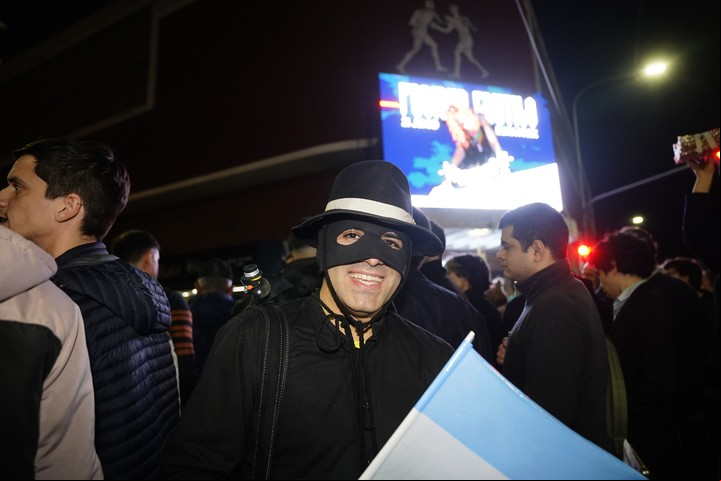 Militantes vestidos de El Zorro, la serie de la que Milei es fanático. Fotos Emmanuel Fernández.