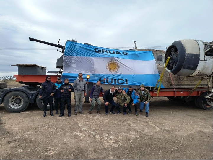 Policías encargados de la seguridad y Veteranos de Malvinas, en un alto del camino de 800 kilómetros desde Bahía Blanca hasta Luján.