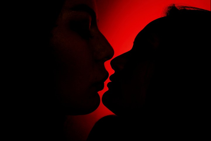 La mujer enfureció al descubrir a su marido mirando contenido pornográfico.
