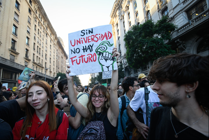 Marcha universitaria por la educación pública en Plaza de Mayo Buenos Aires 23 abril 2024. Foto: Mariana Nedelcu -