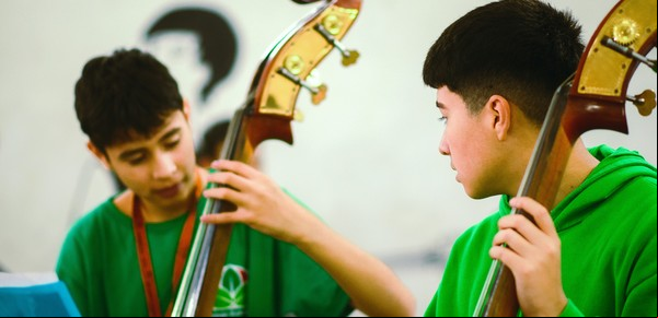 Cómo es la escuela que fabrica rios e instrumentos para más de 17.000 chicos