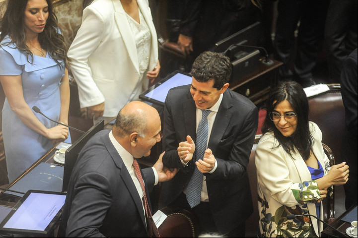El senador tucumano Manzur junto a Wado de Pedro. Foto: Ricardo González