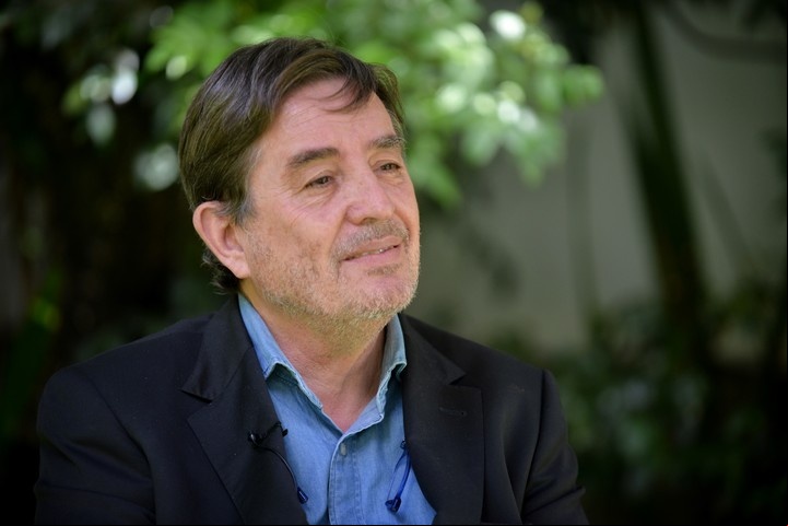 El escritor Luis García Montero habla durante una entrevista con EFE el año pasado. EFE/ Vannessa Jimenez