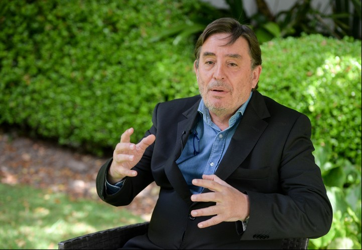 El escritor Luis García Montero habla durante una entrevista con EFE el año pasado. EFE/ Vannessa Jimenez