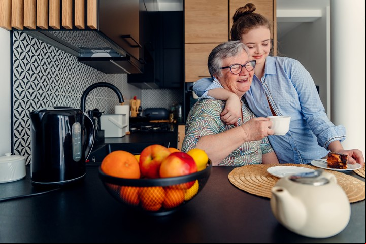 Es importante que abuelos y padres se comuniquen bien y respeten los deseos de cada uno. Foto ilustración Shutterstock.