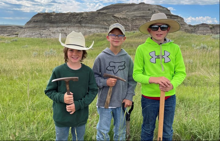 Los tres chicos que encontraron los restos del dinosaurio adolescente (AP).