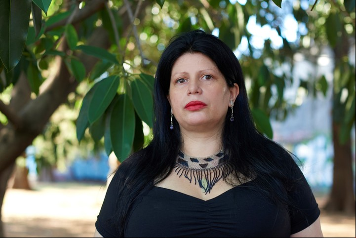 Dolores Reyes, vecina de Caseros, autora de ''Cometierra'' y ''Miseria''. Créditos: Alejandra López.