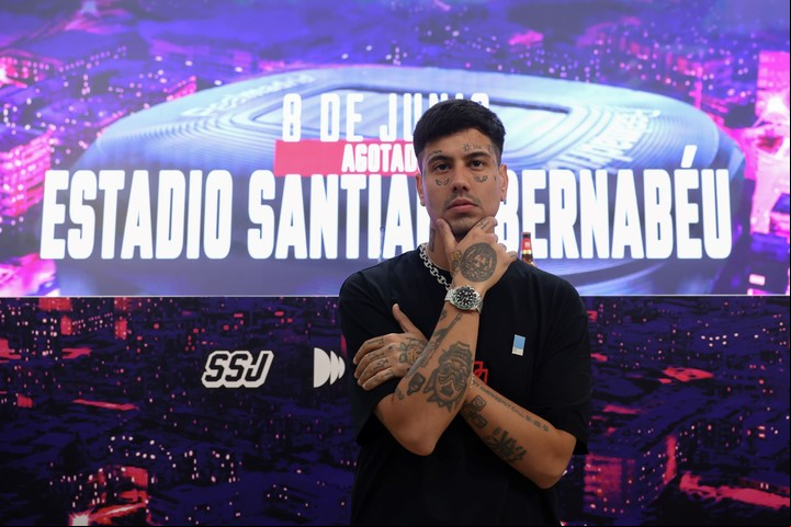 Duki en la conferencia de prensa que dio en el estadio Bernabéu el jueves. Foto: EFE/Kiko Huesca