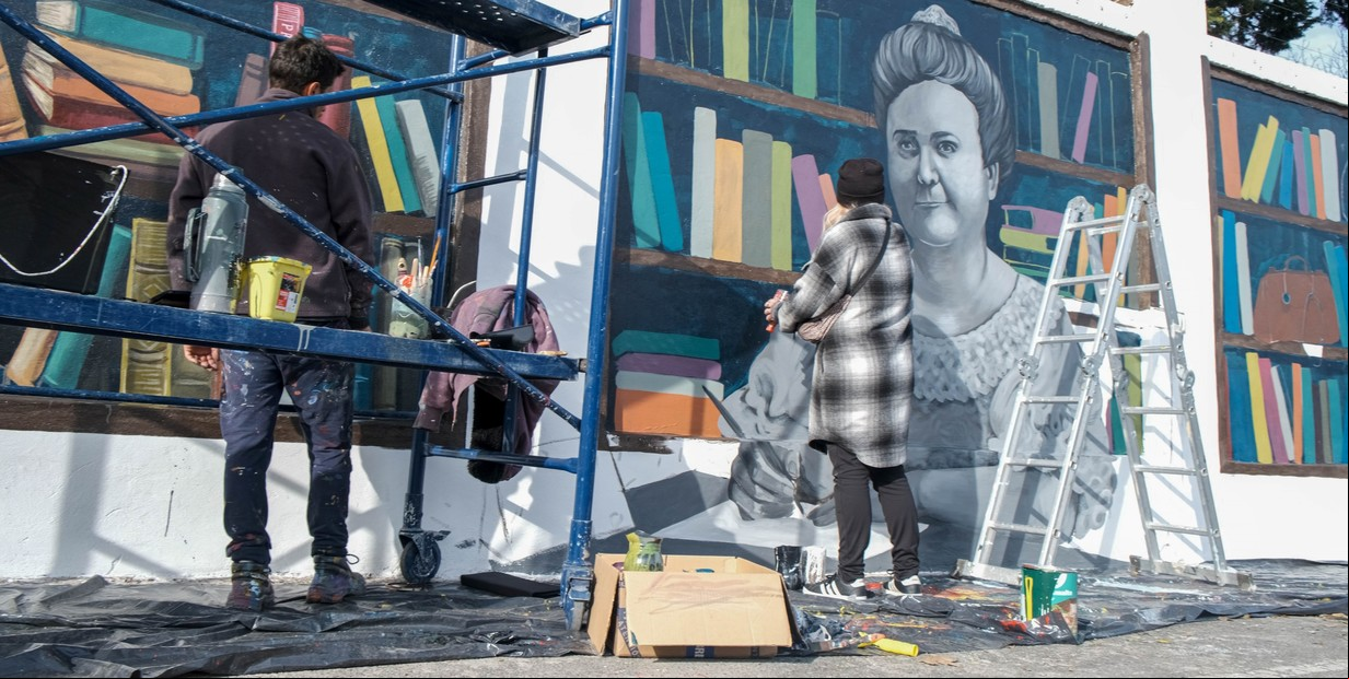 Una artista irlandesa y otra argentina homenajean a Cecilia Grierson con un mural