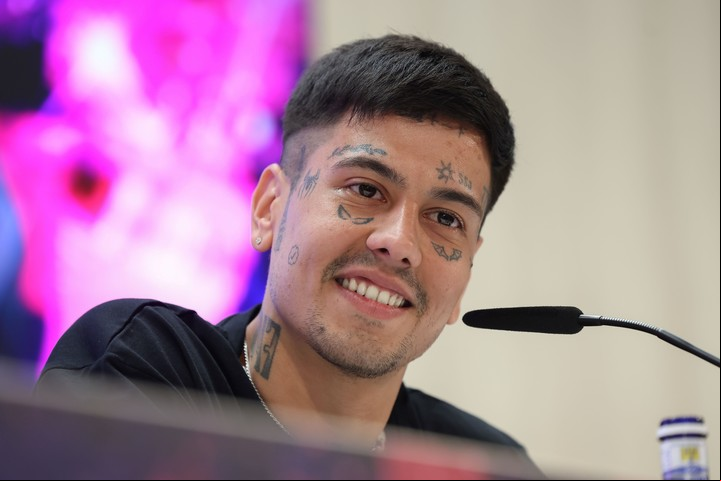 Duki en la conferencia de prensa antes del gran concierto del próximo sábado 8 de junio en el estadio Santiago Bernabéu, en Madrid. Foto: EFE/Kiko Huesca