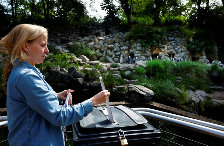 Una mujer en un zoológico en Holanda. Foto: Reuters